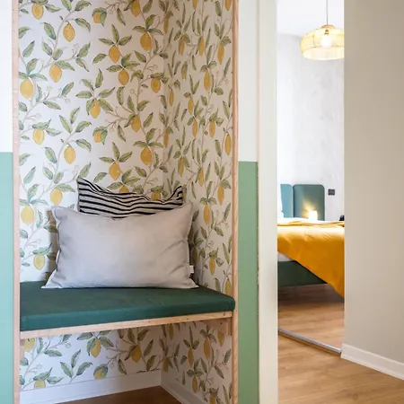 Le Saint Michel,dernier Etage, Vieux Menton, Zone Pietonne *