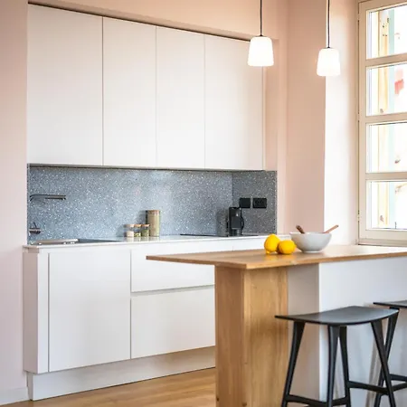 Le Saint Michel,dernier Etage, Vieux Menton, Zone Pietonne Ментона