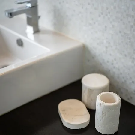 Le Saint Michel,dernier Etage, Vieux Menton, Zone Pietonne * Ментона