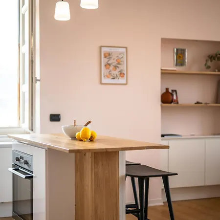 Le Saint Michel,dernier Etage, Vieux Menton, Zone Pietonne * Ментона