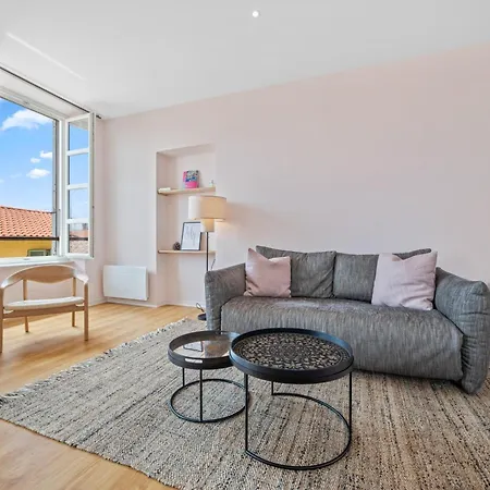 Le Saint Michel,dernier Etage, Vieux Menton, Zone Pietonne Ментона